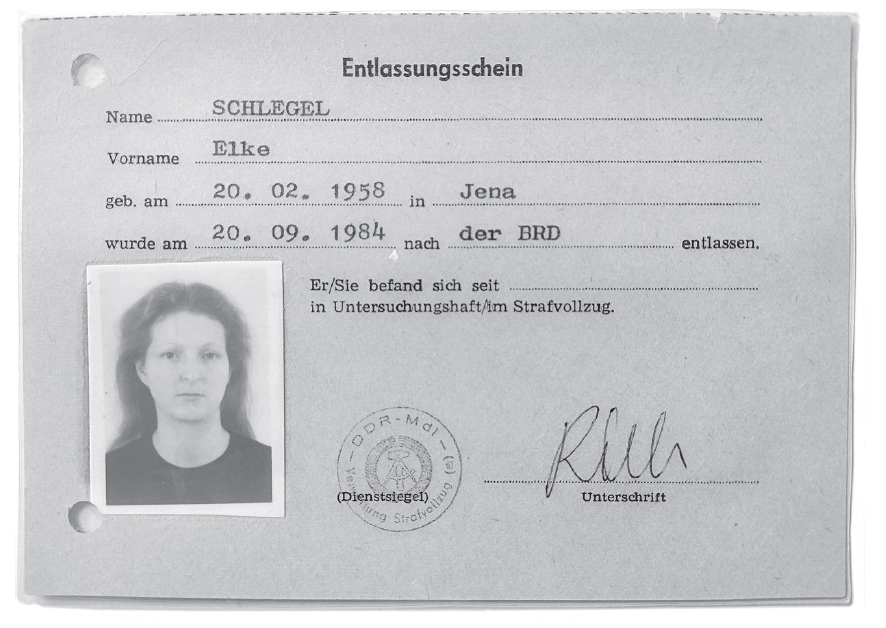 Das Foto auf Elkes Haftentlassungsschein vom September 1984 zeigt eindrücklich, wie sehr die Haft sie optisch verändert hat.