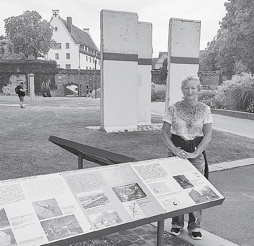 Elke vor den Informationstafeln am Deutschen Eck in Koblenz, Juli 2022